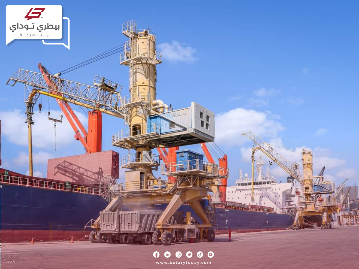 ميناء دمياط يستقبل 10180 طن ذرة و 9195 طن فول صويا